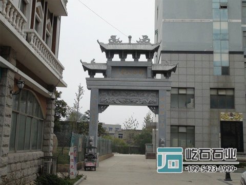 村口石牌坊的安裝